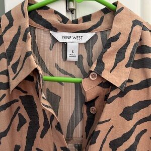 💕 Nine West NWT animal print button down w tie waist